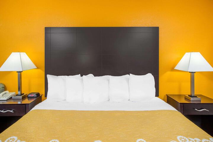 1 King Bed (3 of 5)