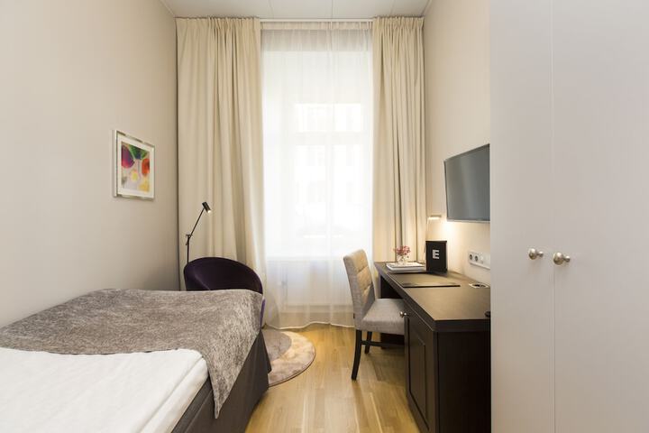 Room 32 of 65