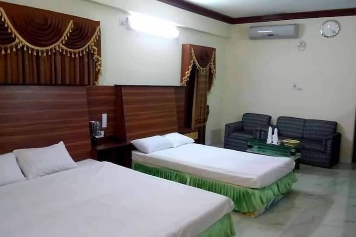 Room 4 of 12