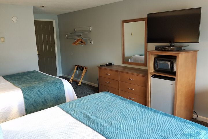 Quadruple Deluxe Queen Bed (11 of 18)