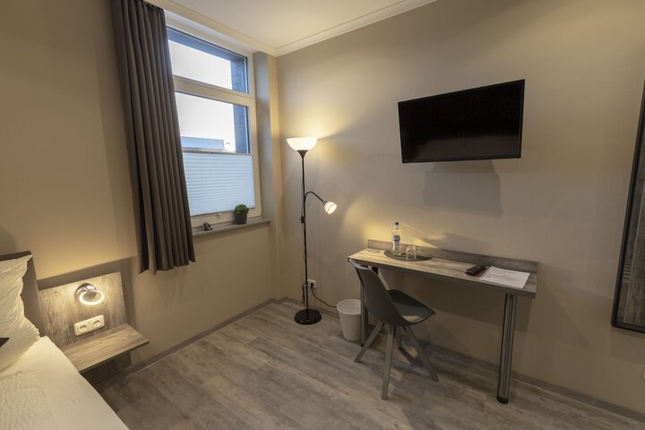 Room 13 of 33