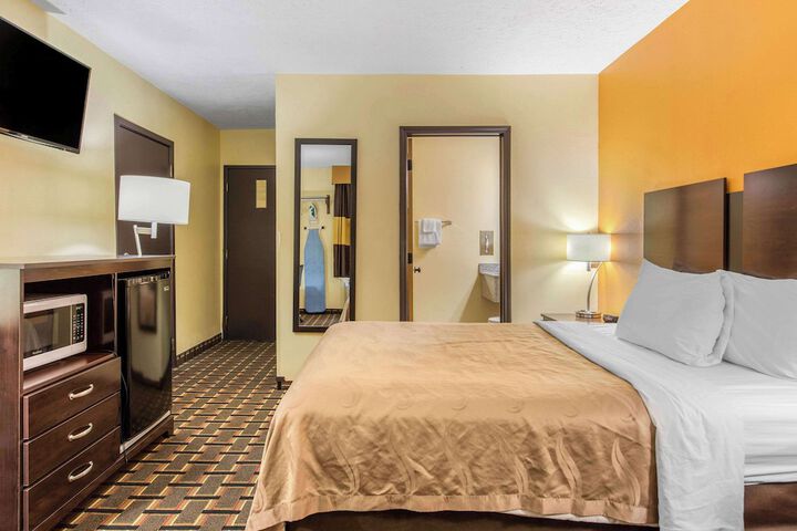 1 Queen Bed (4 of 16)