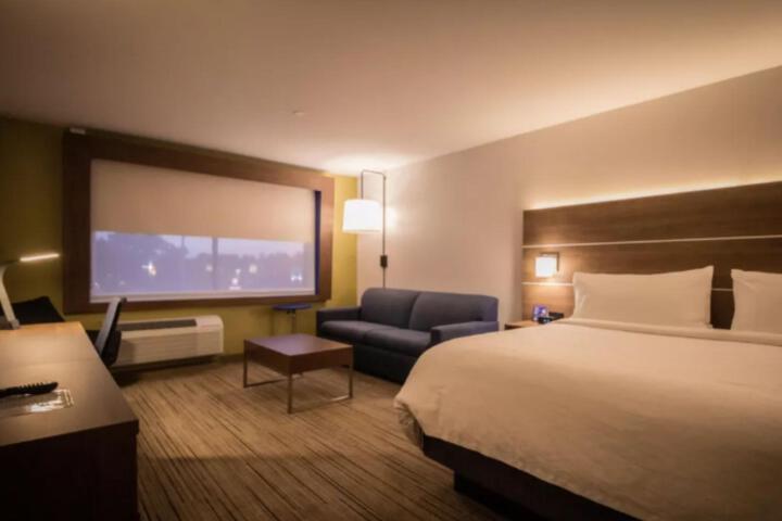 1 King Bed (1 of 14)