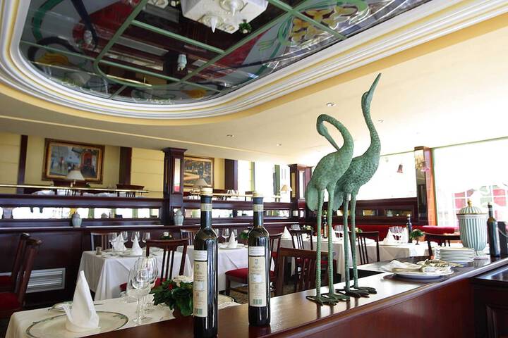Dining 73 of 102