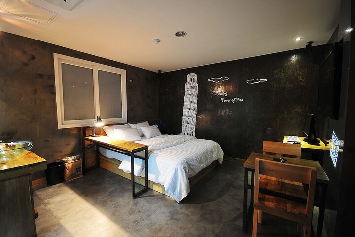 Room 9 of 32