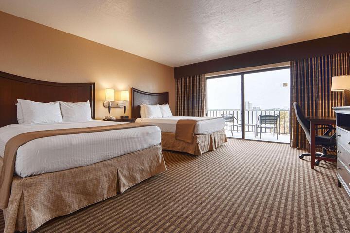 2 Queen Beds High Speed Internet Accessible Private Balcony No View Full Breakfast (13 of 15)