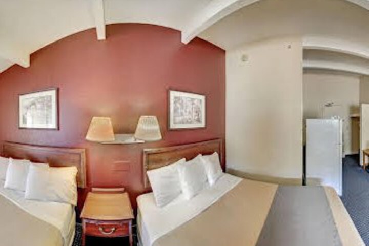  Red Carpet Inn 11
