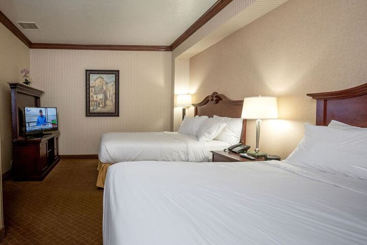 2 Queen Beds (12 of 14)