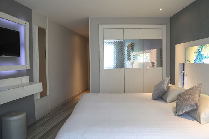 Room 5 of 33