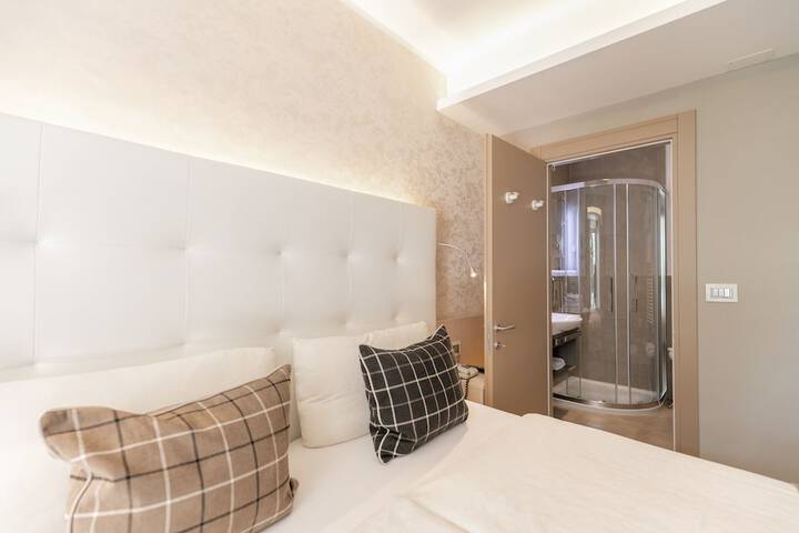 Room 2 of 124