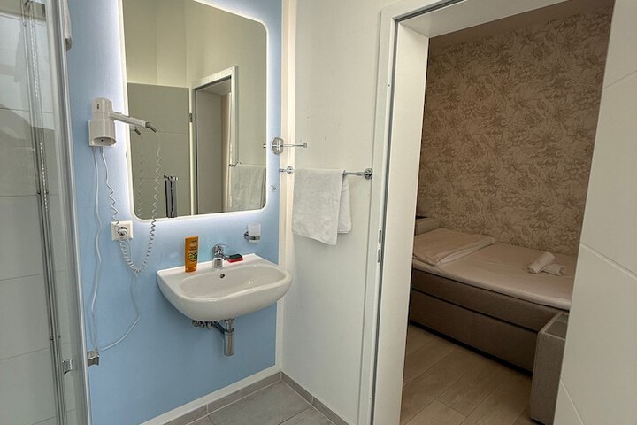 Room 5 of 6
