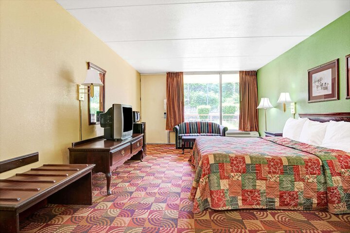 1 Queen Bed (7 of 15)