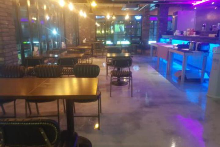 Lounge 5 of 53