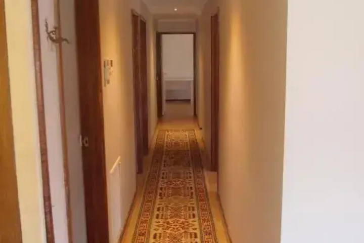 Room 9 of 12