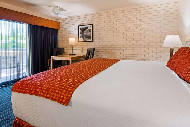 1 Queen Bed High Speed Internet Accessible Coffee Maker, Hairdryer Iron and Ironing Board Continental Breakfast (8 of 11)