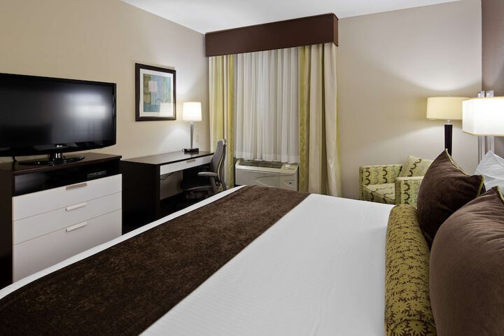 1 King Bed Executive Room Pillow Top Mattress Flat Screen Television Microwave and Refrigerator (2 of 12)