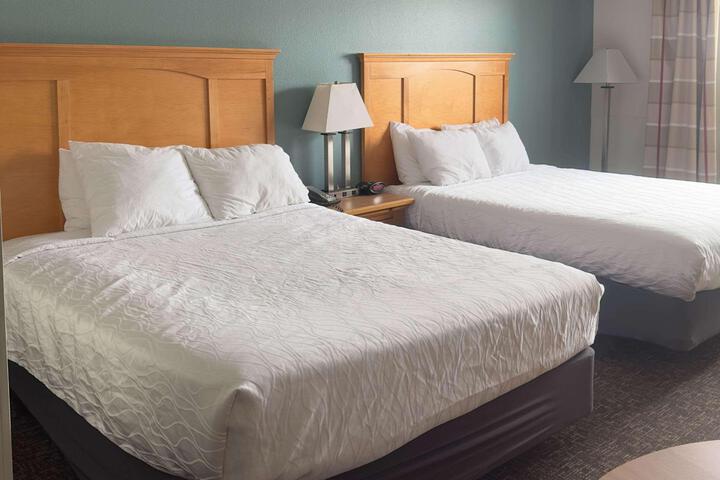 1 Queen Bed Accessible (2 of 14)