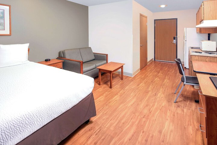 1 Queen Bed (9 of 10)