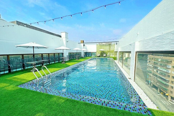 Pool 45 of 67