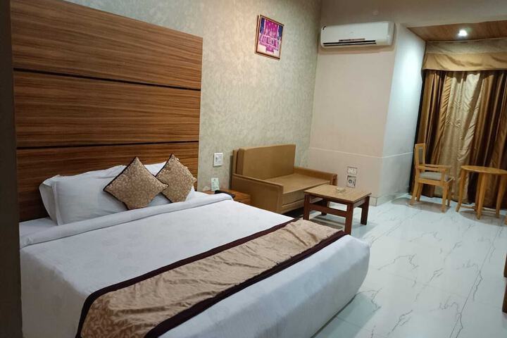 Room 3 of 10