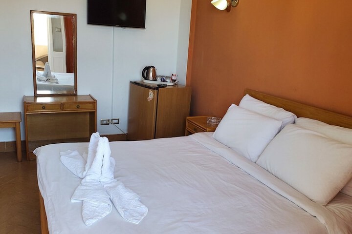 Room 11 of 34