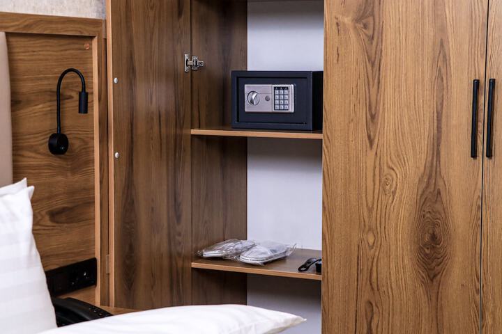 Room 6 of 25