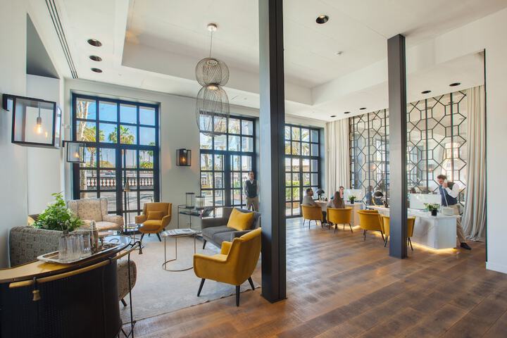 Entrance & Lobby