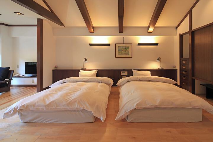 Room 10 of 42