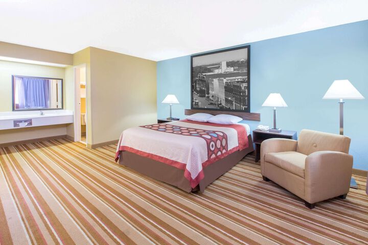 1 Queen Bed (7 of 10)