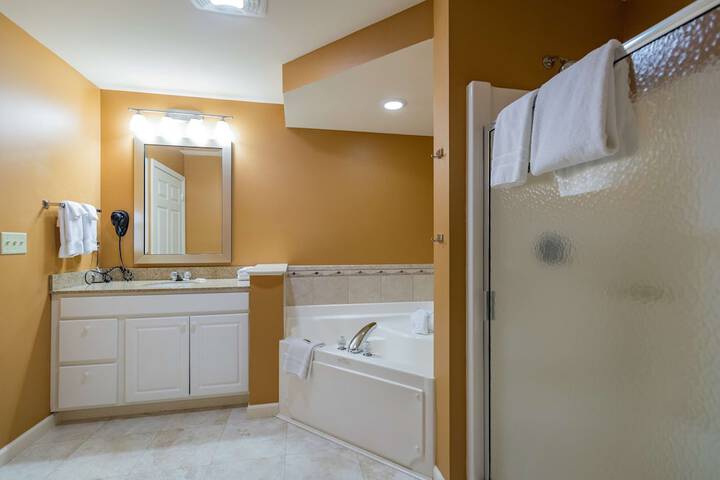 1 Bedroom Suite Queen Bed (16 of 39)