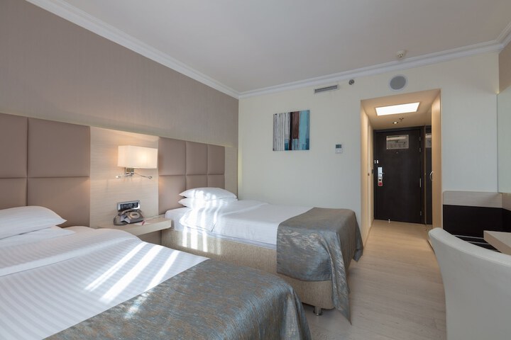 Room 14 of 90