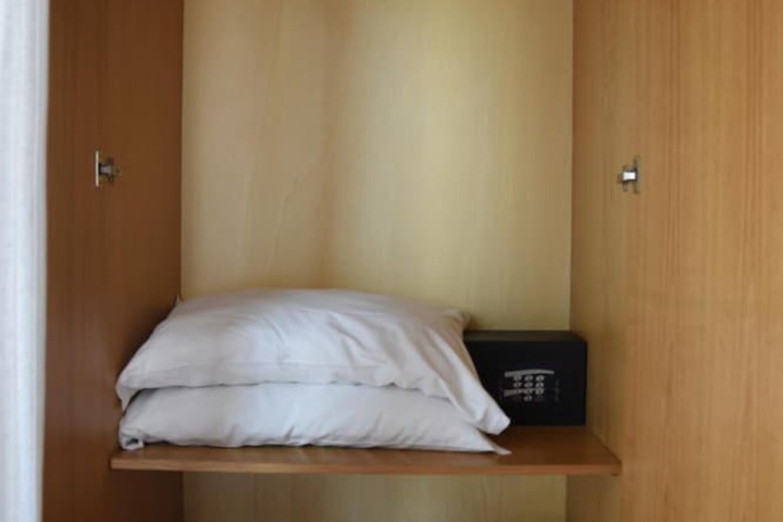 Room 10 of 38