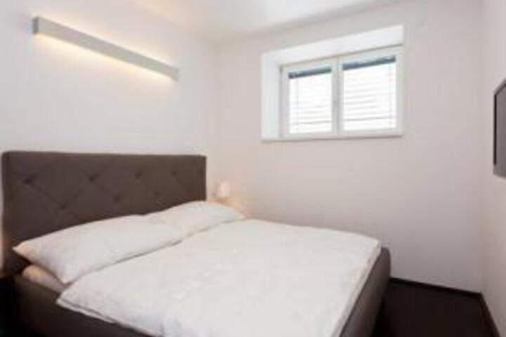 Room 4 of 5