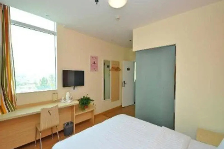 Room 5 of 8