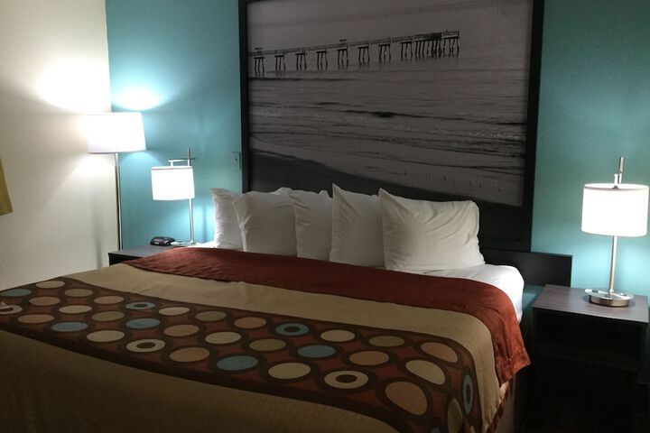 1 Queen Bed (4 of 18)