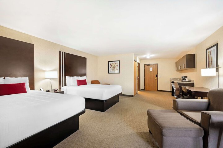 2 Queen Accessible Comm Assist Bathtub Microwave, Refrigerator WiFi Full Breakfast (6 of 11)