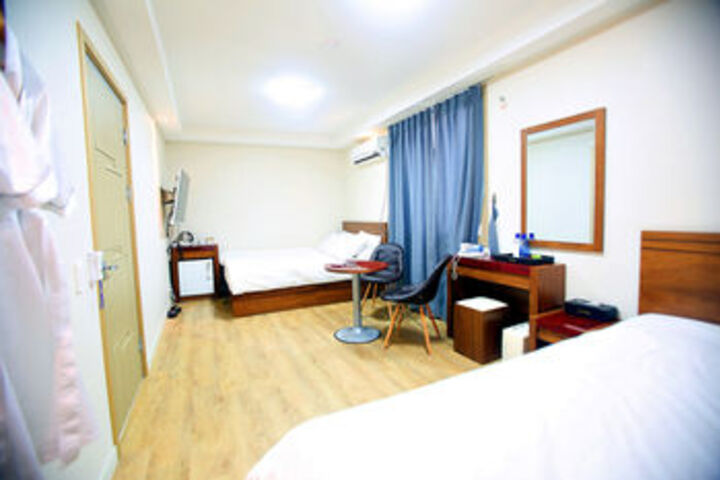 Room 6 of 18