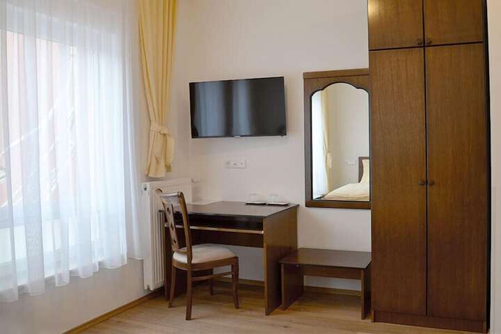 Room 10 of 24