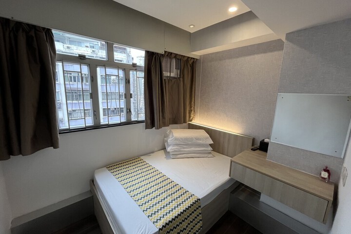 Room 11 of 50