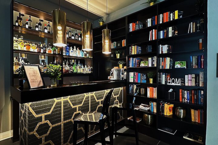 Lounge 73 of 76