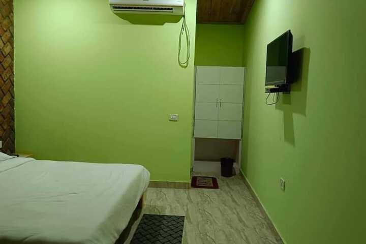 Room 4 of 16