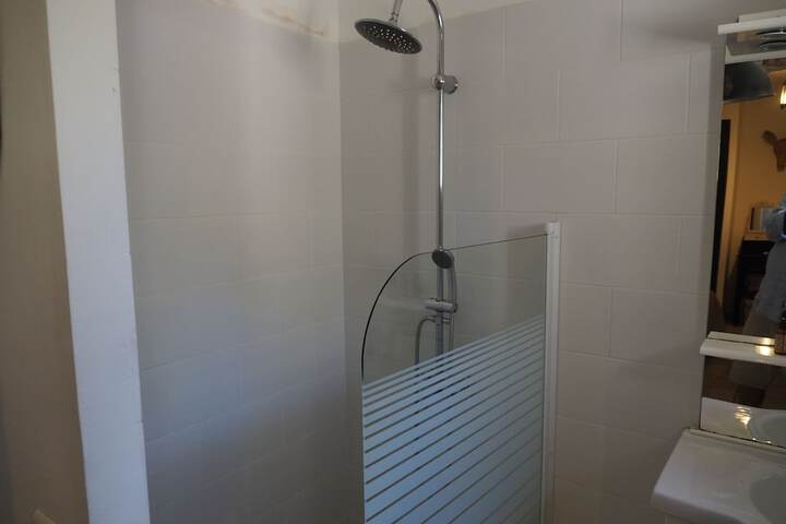 Room 100 of 144