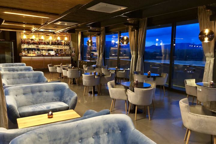 Lounge 22 of 35