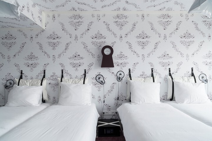 Room 16 of 43