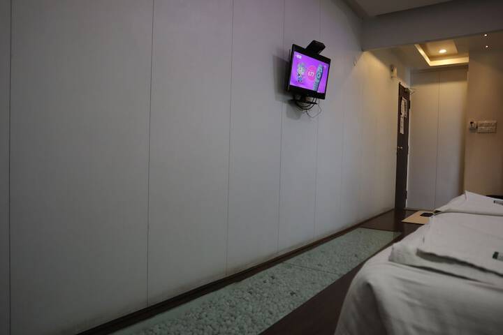 Room 7 of 24
