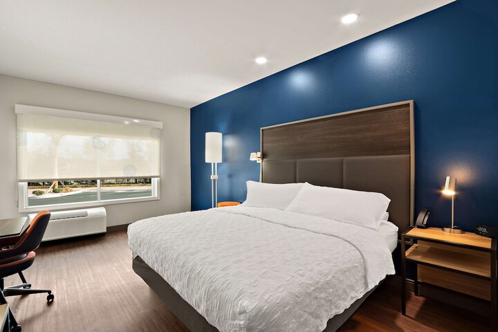 1 King Bed (10 of 13)