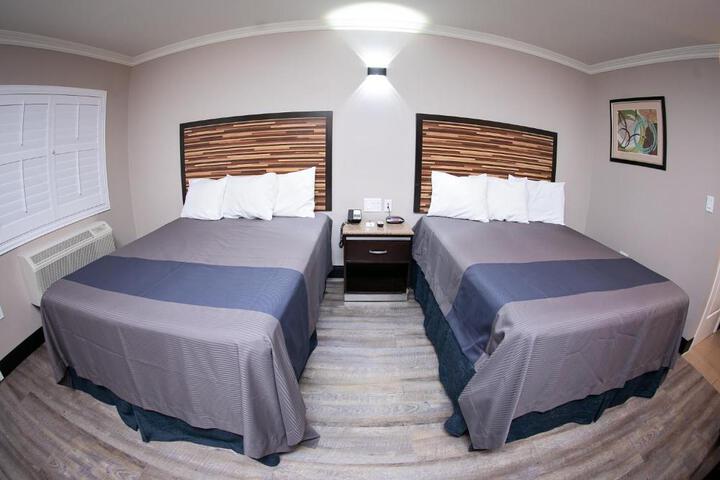 1 Queen Bed (1 of 2)
