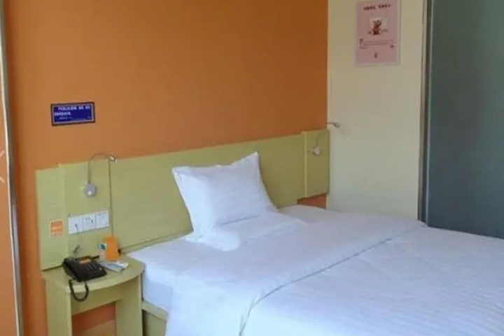 Room 6 of 8