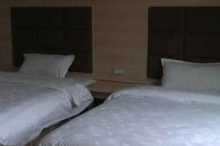 Room 4 of 27