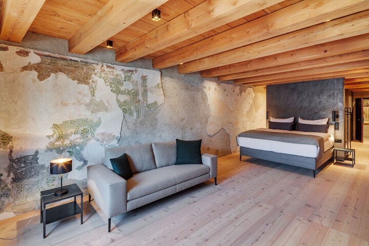 Room 3 of 7